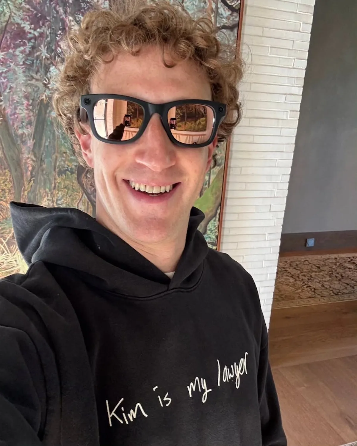 Mark Zuckerberg w czarnej bluzie i inteligentnych okularach Meta podczas selfie opublikowanego w czasie masowych zwolnień w firmie Meta.