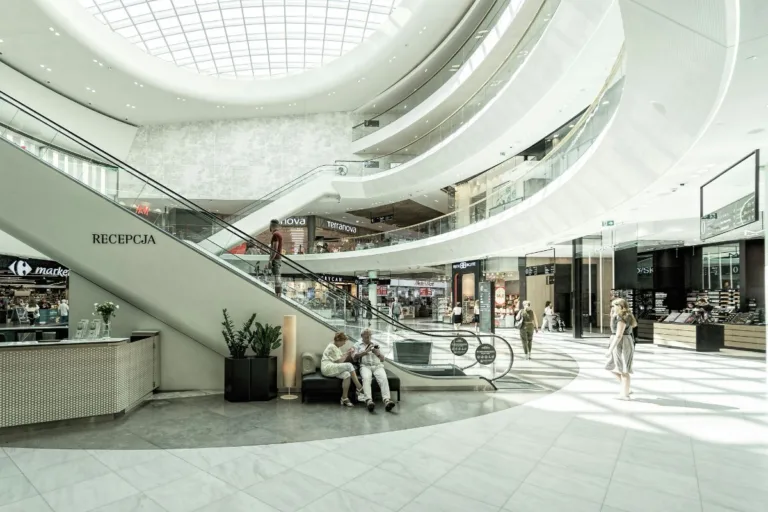 Wnętrze centrum handlowego Wroclavia we Wrocławiu z recepcją, ruchomymi schodami i sklepami. Od 17 września obiekt będzie działać pod nazwą Westfield Wroclavia.