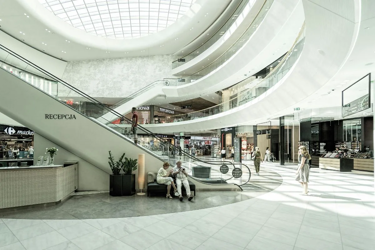 Wnętrze centrum handlowego Wroclavia we Wrocławiu z recepcją, ruchomymi schodami i sklepami. Od 17 września obiekt będzie działać pod nazwą Westfield Wroclavia.