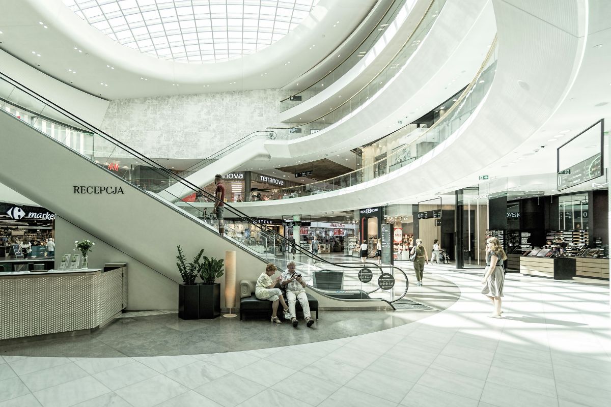 Wnętrze centrum handlowego Wroclavia we Wrocławiu z recepcją, ruchomymi schodami i sklepami. Od 17 września obiekt będzie działać pod nazwą Westfield Wroclavia.