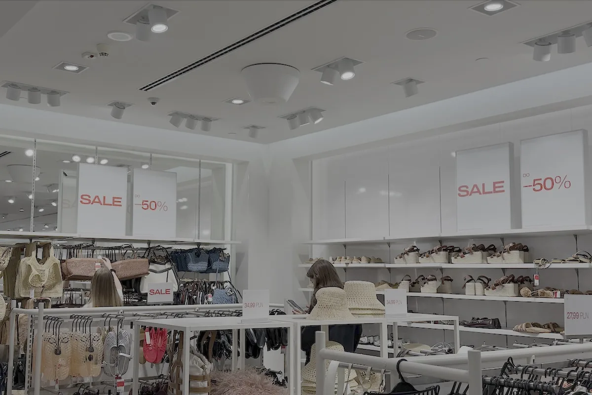H&M letnia wyprzedaż 2026 ruszyła. Promocje do -50%. Zdjęcie przedstawia wnętrze sklepu H&M w Westfield Arkadia z produktami przecenionymi na półkach oraz widocznymi oznaczeniami SALE.