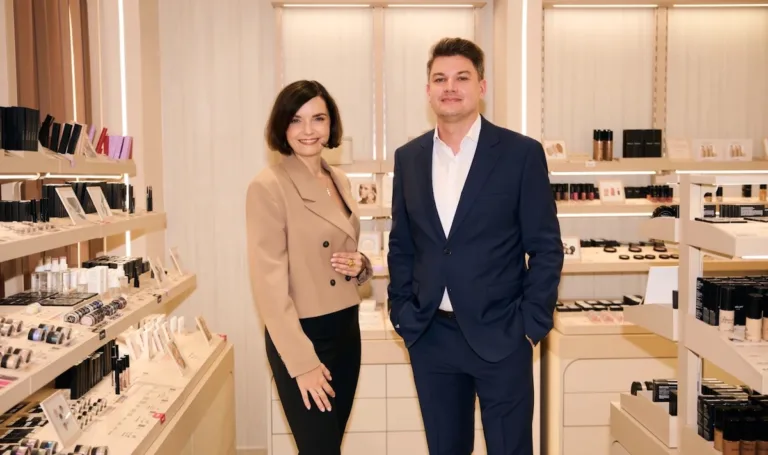 Inglot inwestor. Na zdjęciu Agnieszka Pakulska i Grzegorz Inglot pozują w salonie marki Inglot, w otoczeniu ekspozycji kosmetyków. Fotografia nawiązuje do informacji o wejściu funduszu Avallon MBO do spółki i planach dalszego rozwoju polskiej marki makijażowej.