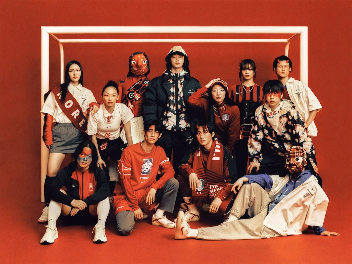 Kolekcja South Korea x PEACEMINUSONE stworzona we współpracy z Nike przed Mundialem 2026. Projekt inspirowany kulturą Korei Południowej łączy futbol, modę uliczną i estetykę marki założonej przez G-Dragona.