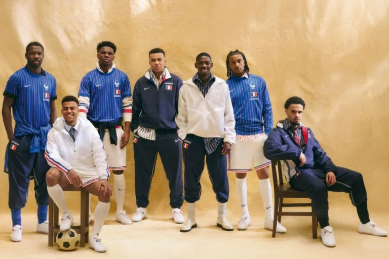 Piłkarze reprezentacji Francji prezentują kolekcję France x Jacquemus stworzoną we współpracy z Nike przed Mundialem 2026. Projekt łączy modę, futbol i francuską tożsamość, pokazując rosnące zaangażowanie luksusowych marek w największy turniej piłkarski świata.