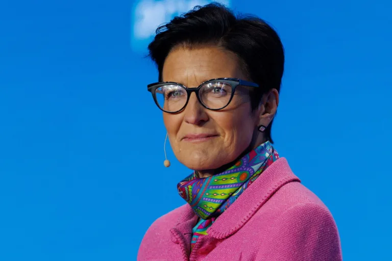 Jane Fraser zajęła pierwsze miejsce w rankingu najpotężniejszych kobiet biznesu 2026 magazynu Fortune. Szefowa Citigroup jest uznawana za jedną z najbardziej wpływowych postaci światowych finansów, a jej awans na szczyt zestawienia odzwierciedla rosnącą rolę kobiet w globalnym biznesie.