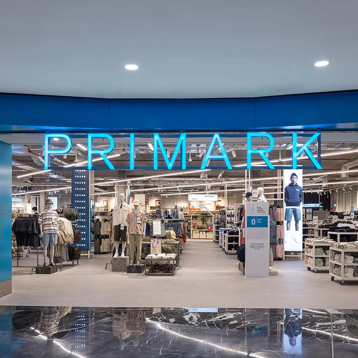 Wejście do sklepu Primark z charakterystycznym niebieskim logo i ekspozycją odzieży. Irlandzka marka modowa rozwija sieć sprzedaży w Polsce i planuje nowe sklepy w Szczecinie, Koszalinie, Białymstoku i Warszawie.