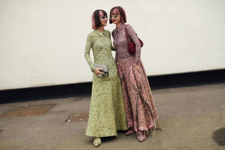 Shein Francja kara. Street style podczas tygodnia mody w Mediolanie. Dwie kobiety w dopasowanych, teksturowanych sukienkach maxi prezentują futurystyczne stylizacje inspirowane estetyką Y2K i trendami luxury fashion. Zdjęcie pokazuje najnowsze trendy streetwear i modę premium prosto z Milan Fashion Week.
