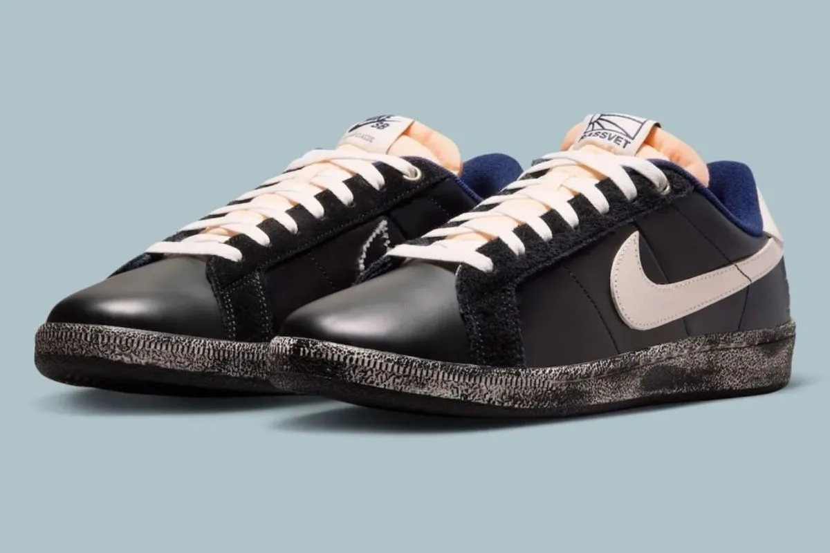 Sneakersy Nike SB Zoom Tennis Classic x Rassvet w kolorystyce Blue Void i Sail. Model wyróżnia się czarną skórzaną cholewką, jasnym logo Swoosh oraz podeszwą z efektem postarzania.