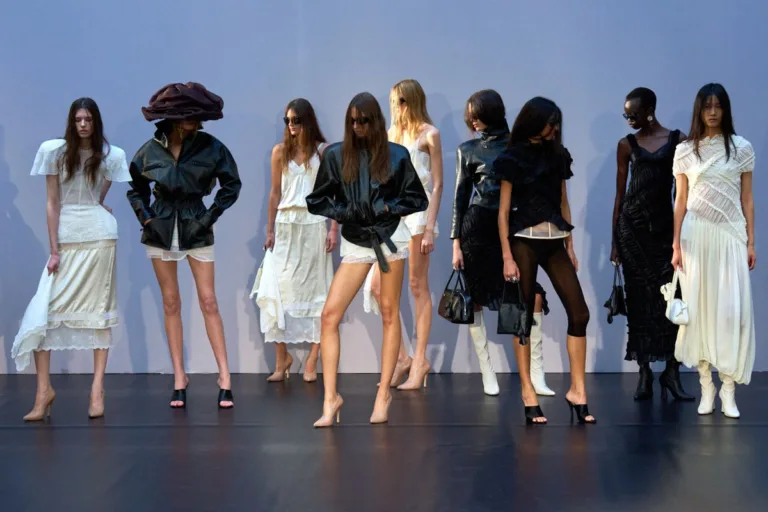 Nowa moda polska wystawa data, projektanci. Modelki prezentują sylwetki z kolekcji Magdy Butrym – jednej z projektantek, których prace pojawią się na wystawie „Nowa moda polska. Kronika głębokich uczuć”. Zdjęcie pokazuje współczesną polską modę jako połączenie romantycznej lekkości, czerni, skóry i mocnych, scenicznych form.