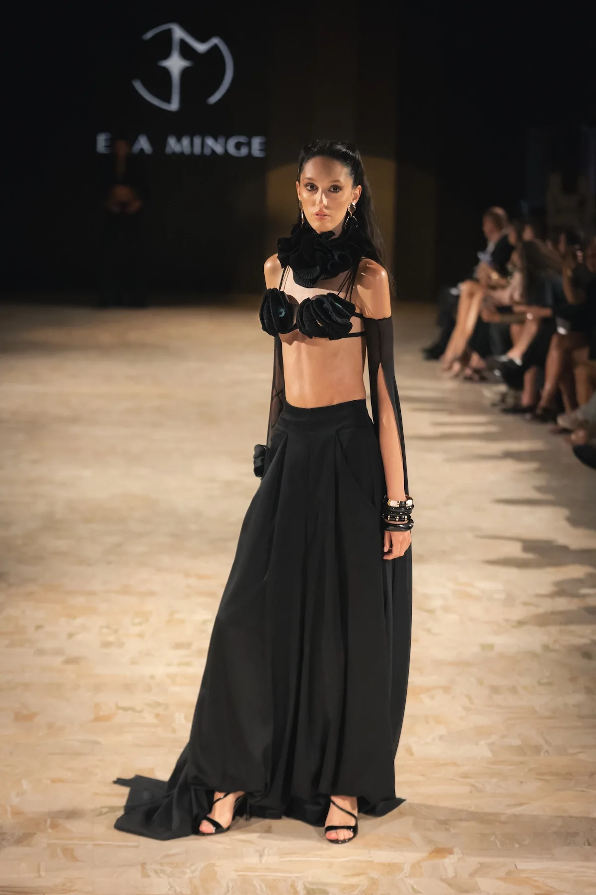 Modelka prezentuje minimalistyczną sylwetkę Couture z charakterystycznym rzeźbiarskim biustonoszem projektu Ewy Minge.