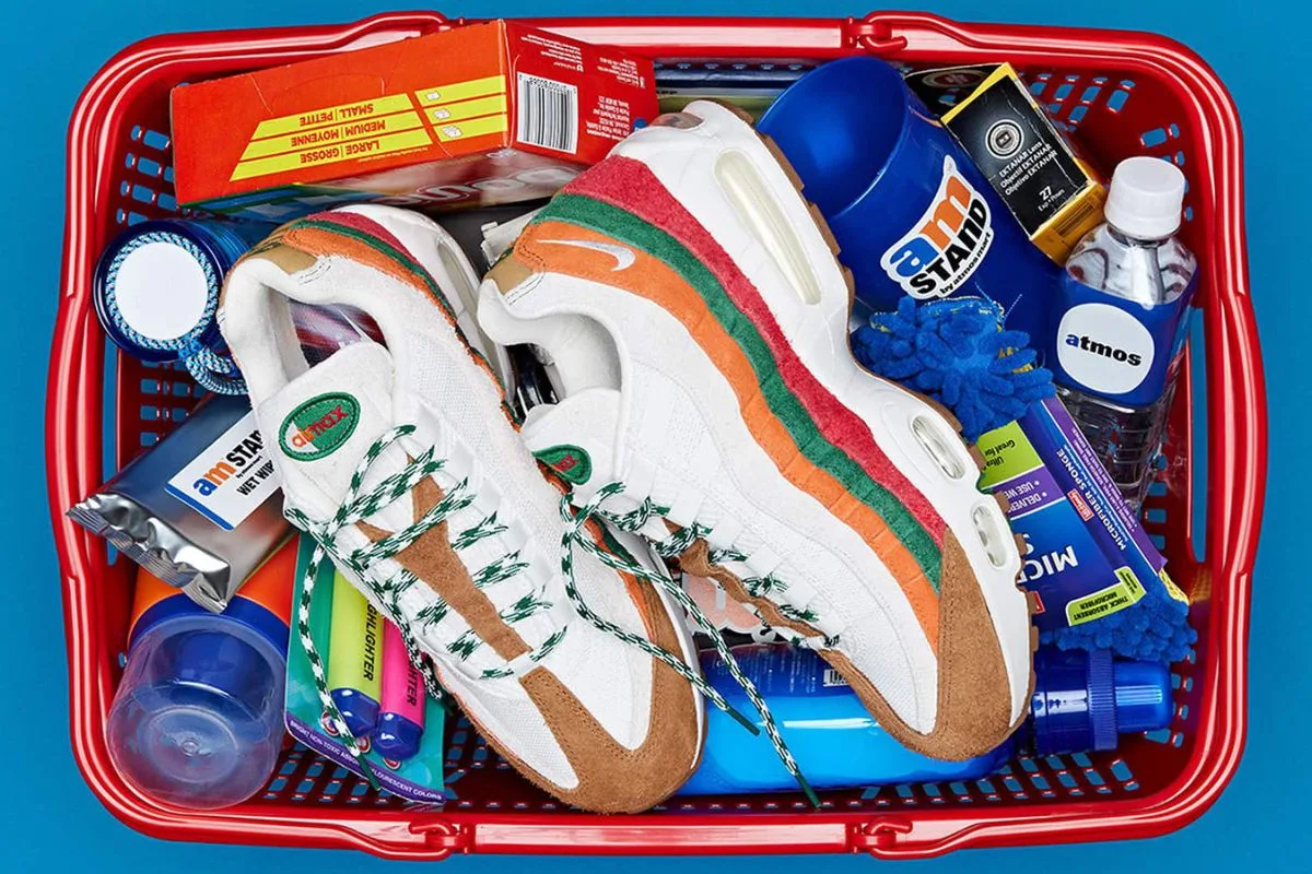 7-eleven pozywa Nike. Na zdjęciu: Nike Air Max 95 w kolorystyce kojarzonej z 7-Eleven, pokazane w czerwonym koszyku zakupowym obok produktów codziennego użytku.