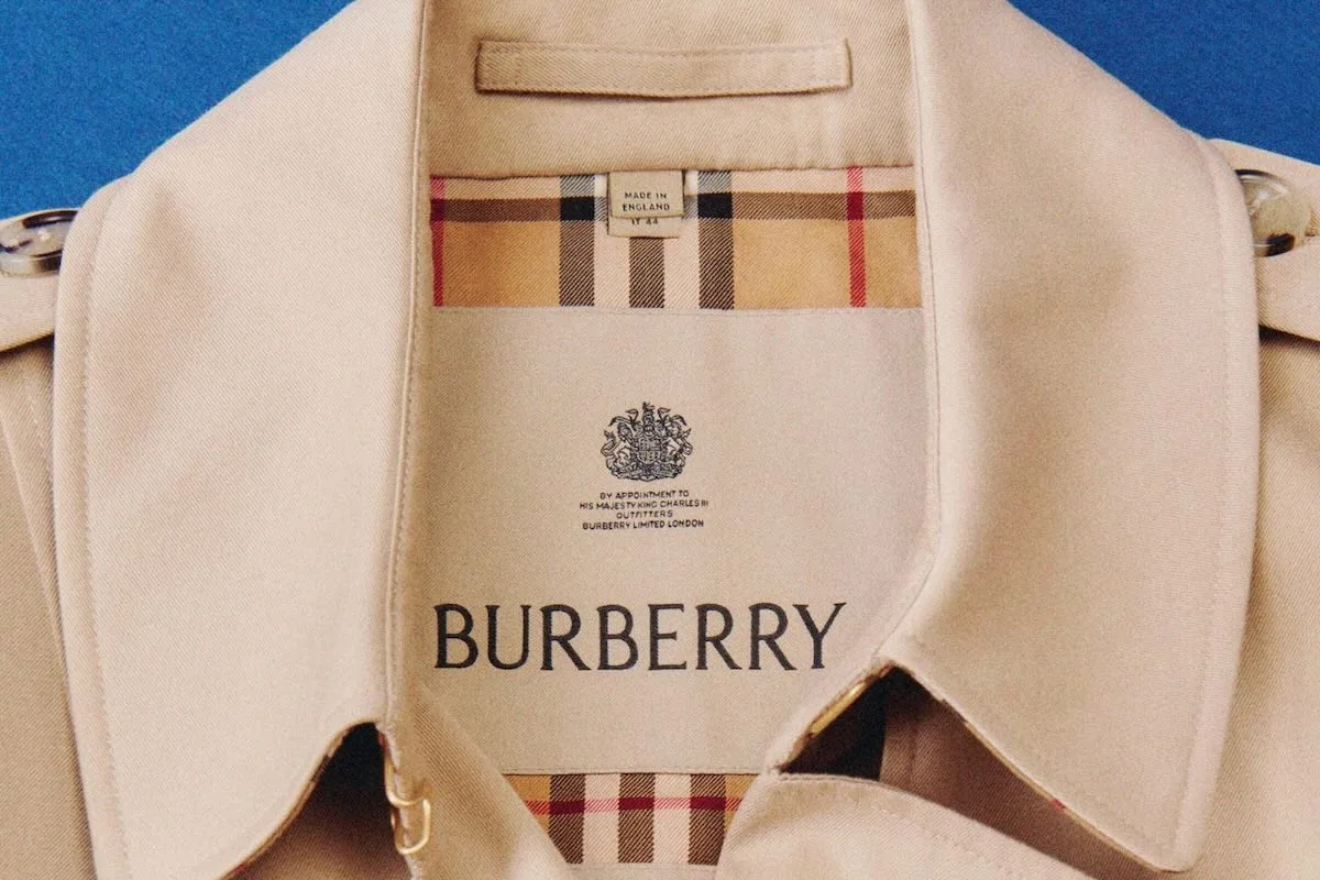 Klasyczny trencz Burberry z charakterystycznym logo, szerokim kołnierzem i detalami podszewki w kratę. Kultowy płaszcz jest głównym bohaterem wystawy „The Burberry Trench: Crafting an Icon” w londyńskim V&A.