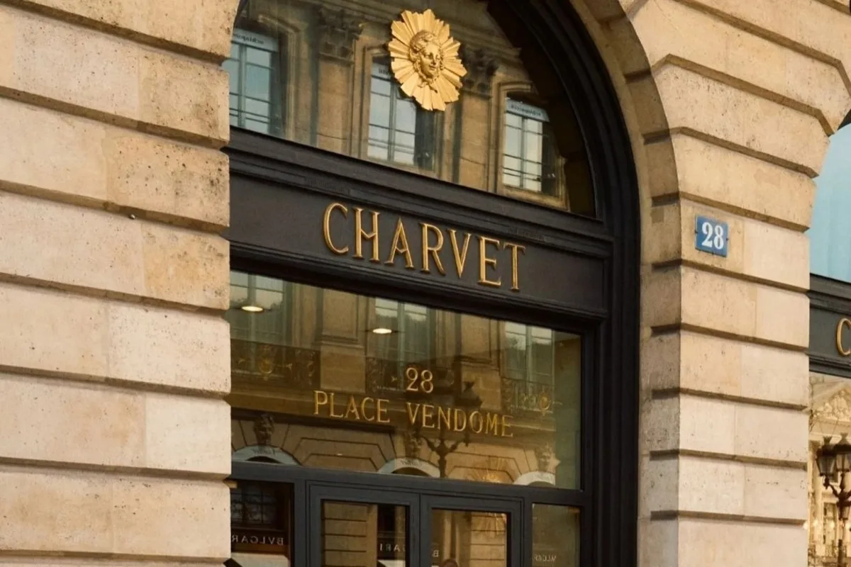 Chanel przejmuje Charvet. Wejście do butiku Charvet przy Place Vendôme w Paryżu z charakterystycznym złotym szyldem nad drzwiami. To jedyny sklep historycznej francuskiej marki, przejętej przez Chanel.