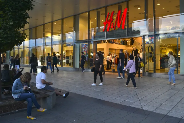 H&M na Marszałkowskiej w Warszawie jest już zamknięty. W jego miejscu stanie dwupoziomowa Żabka.