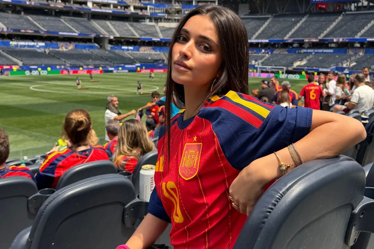 Kim jest Inés García Santos? Dziewczyna Lamine’a Yamala pozuje na trybunach stadionu w koszulce reprezentacji Hiszpanii.