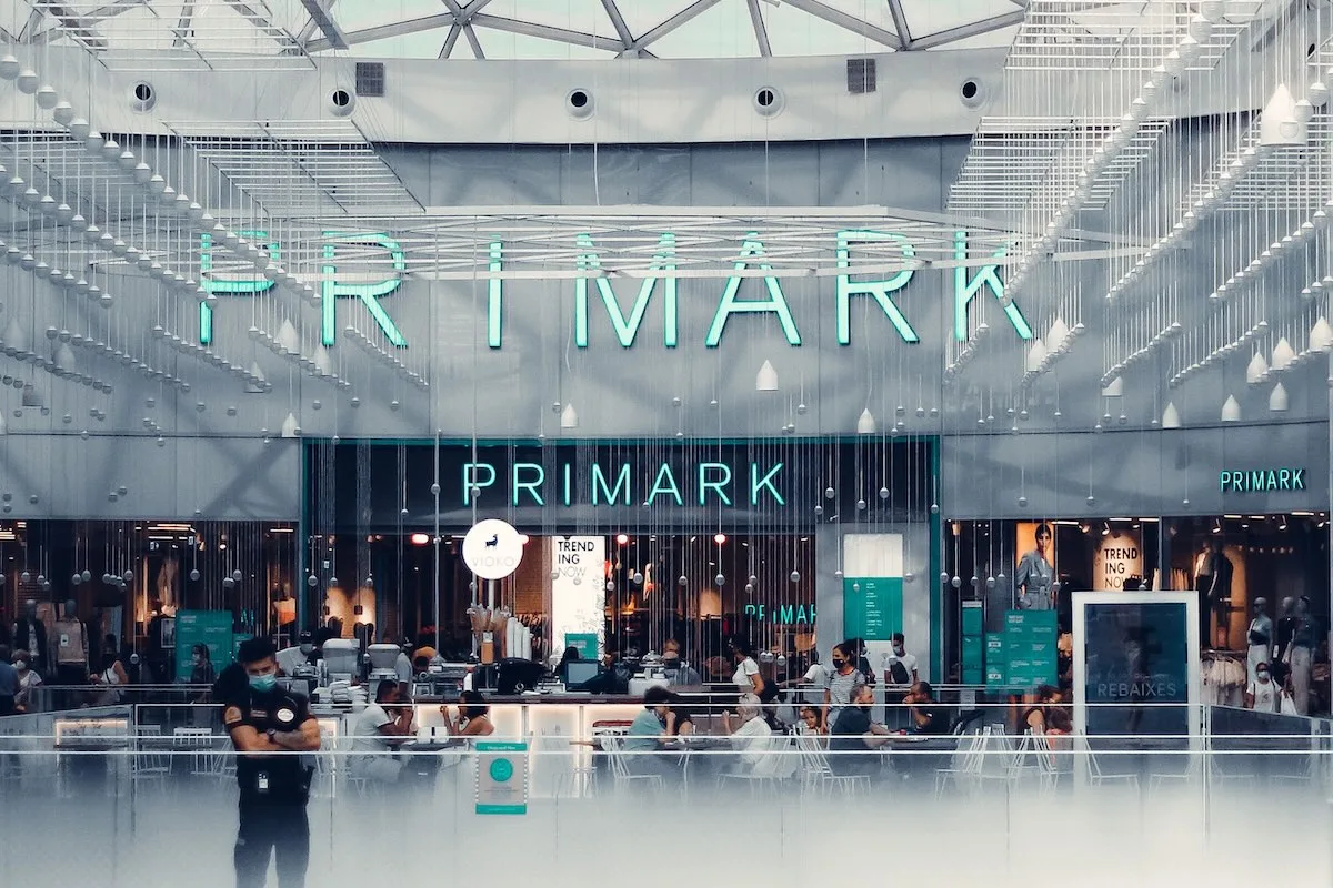Primark otwiera 500. sklep na świecie. Już wkrótce kolejne sklepy w Polsce. Na zdjęciu wejście do sklepu Primark w centrum handlowym, z dużym logo marki.