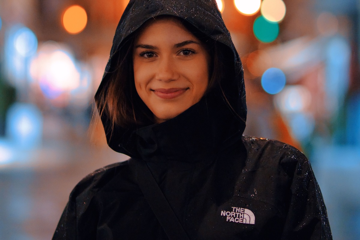 The North Face Outlet pod Warszawą. Na zdjęciu kobieta w kurtce czarnej z kapturem i logo The North Face