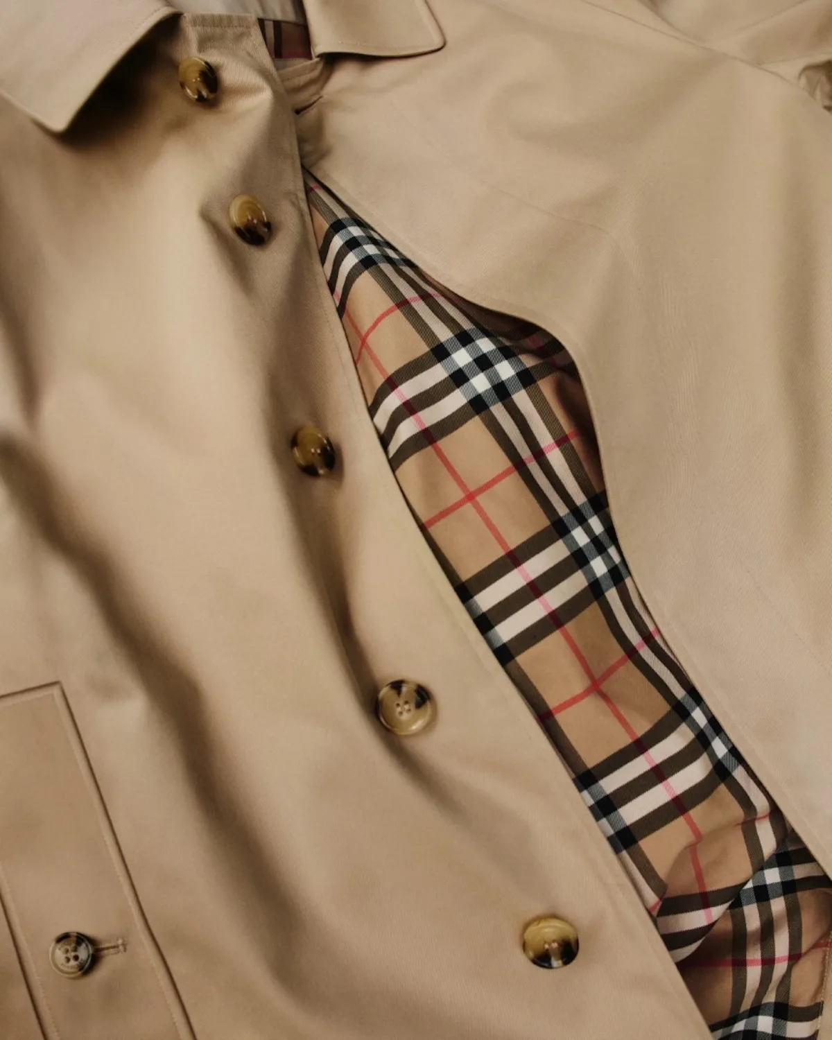 Burberry klasyczny trencz z podszewką w kratę. Będzie on bohaterem wystawy w V&A w Londynie z okazji 170-lecia marki Burberry.