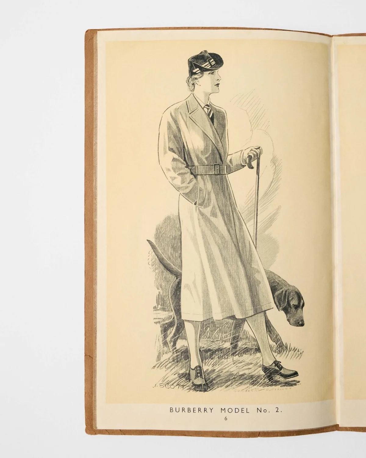 Archiwalna ilustracja damskiego płaszcza Burberry pochodząca z katalogu marki. Historyczne materiały dokumentujące rozwój trencza zostaną pokazane na wystawie w londyńskim V&A.