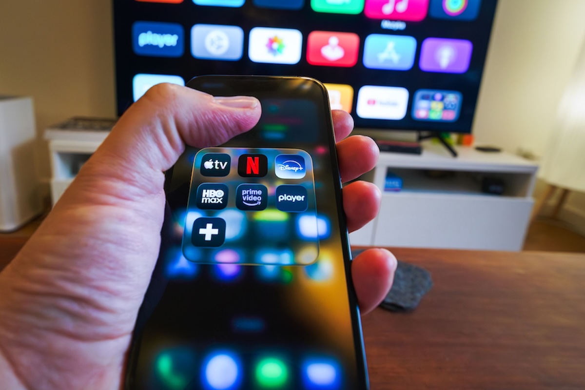 Cinobo to nowa platforma streamingowa, która wchodzi do Polski. Co to? Na zdjęciu dłoń trzymająca w ręce smartfona z widocznymi ikonkami platform streamingowych w Polsce.