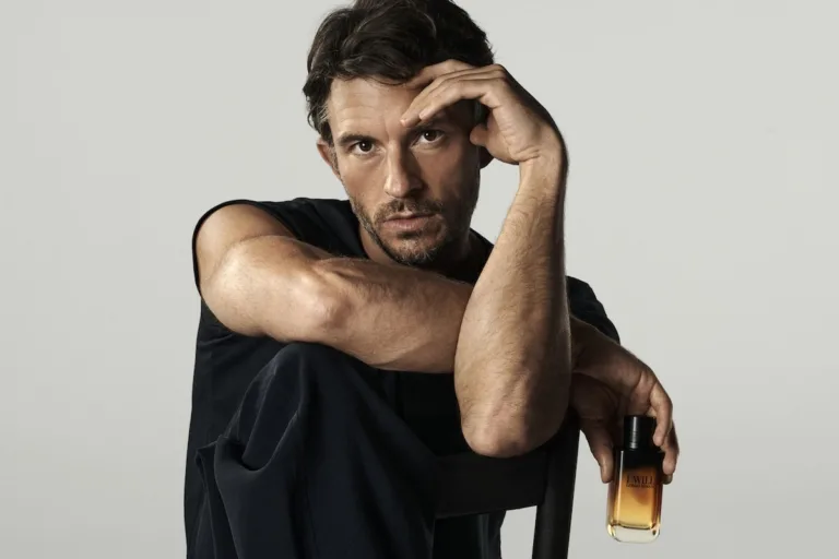Armani I will - nowe męskie perfumy od ponad 20 lat. Twarzą Jonathan Bailey - na zdjęciu z kampanii trzymający flakon perfum.