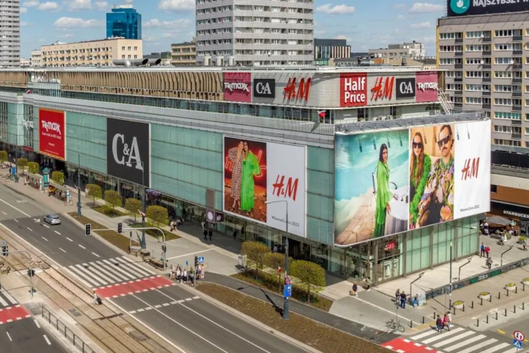 Popeyes w miejscu kultowego H&M na Marszałkowskiej. Na zdjęciu widok z góry na centrum handlowe Wars Sawa Junior z widocznym dawnym salonem H&M, który zamknięto w 2025 roku.