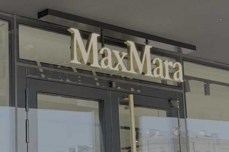 Marmara nowy salon w Warszawie przy Pl. Piłsudskiego w Metropolitan. Zbliżenie na logo marki nad wejściem.