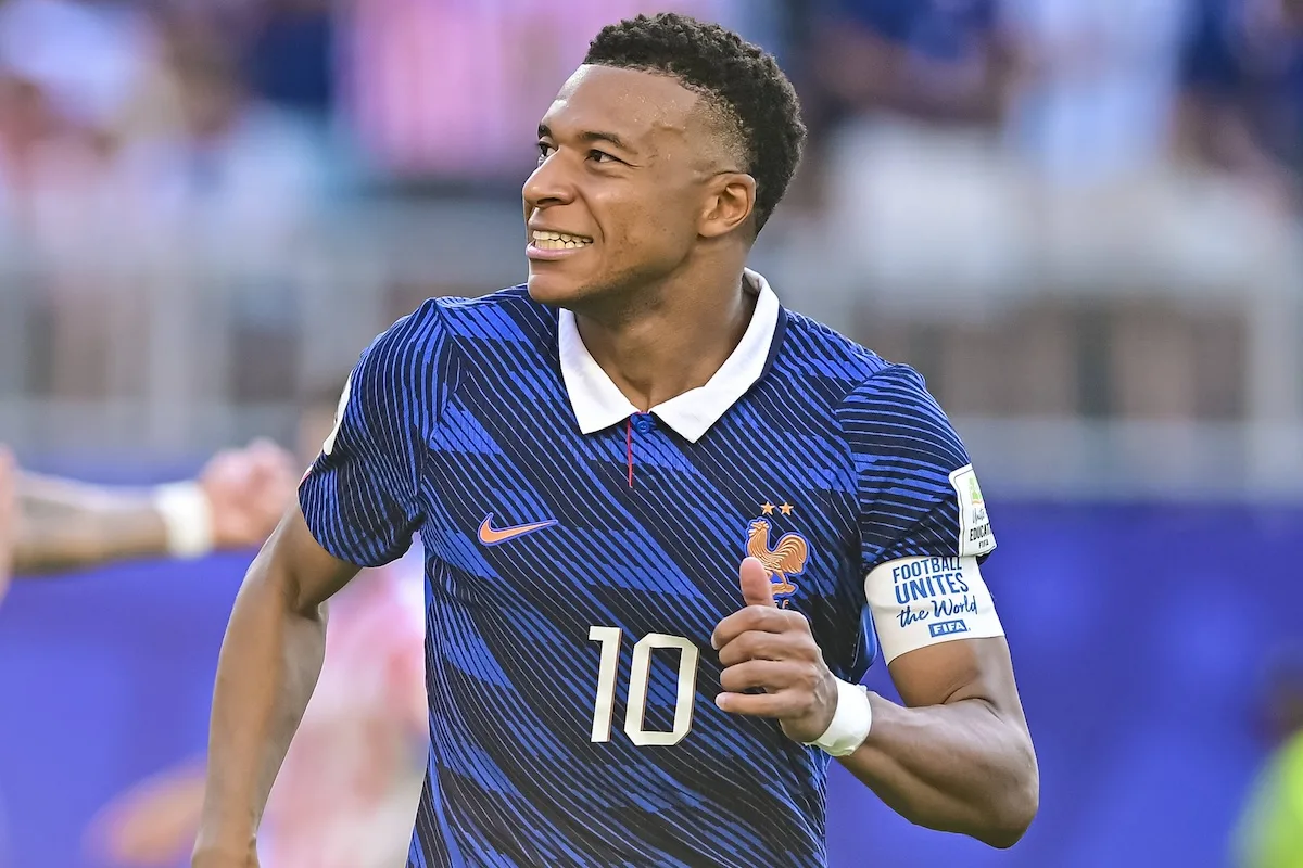 Nike i Mbappe się rozstają? Mbappe w meczu Francja - Paragwaj. Zbliżenie na piłkarza w niebieskiej koszulce z numerem 10 i znaczkiem Nike.
