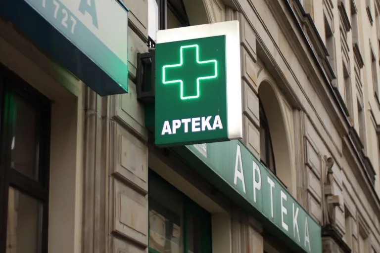 Zakaz reklamy aptek coraz bliżej? Jest projekt rządu. Na zdjęciu widoczny szyld z napisem Apteka.