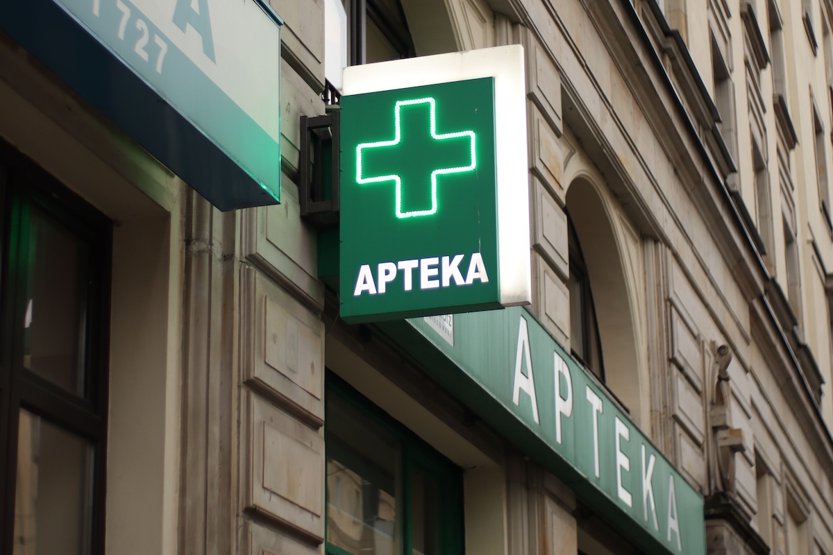 Zakaz reklamy aptek coraz bliżej? Jest projekt rządu. Na zdjęciu widoczny szyld z napisem Apteka.