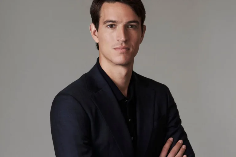Alexandre Arnault w Nike. Alexandre Arnault na oficjalnym zdjęciu portretowym. Syn Bernarda Arnaulta dołącza do rady dyrektorów Nike.