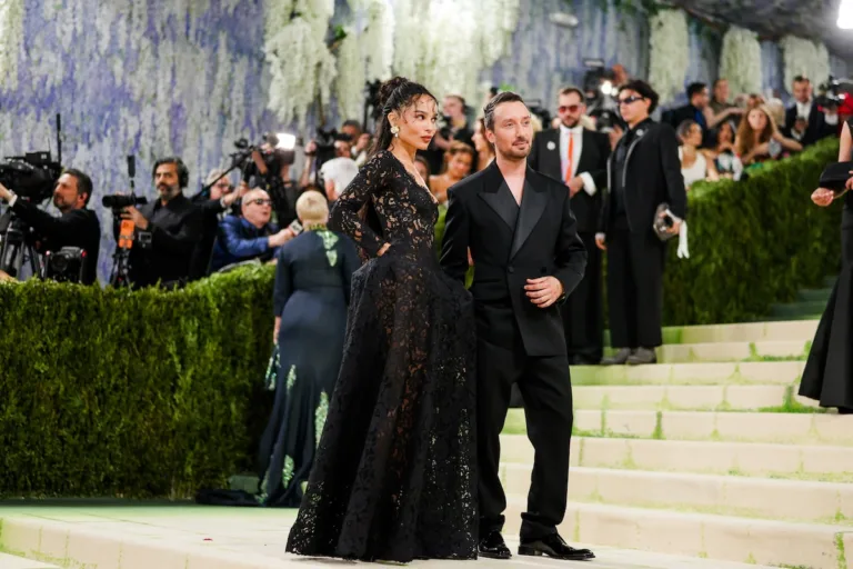 CFDA Fashion Awards 2026 - znamy nominowanych. Na zdjęciu Zoe Kravitz i Anthony Vaccarello, nominowany do tytułu projektanta roku 2026.