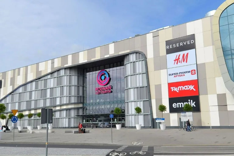 w galerii Avenida w Poznaniu fragment sufitu spadł na wieszaki z ubraniami.