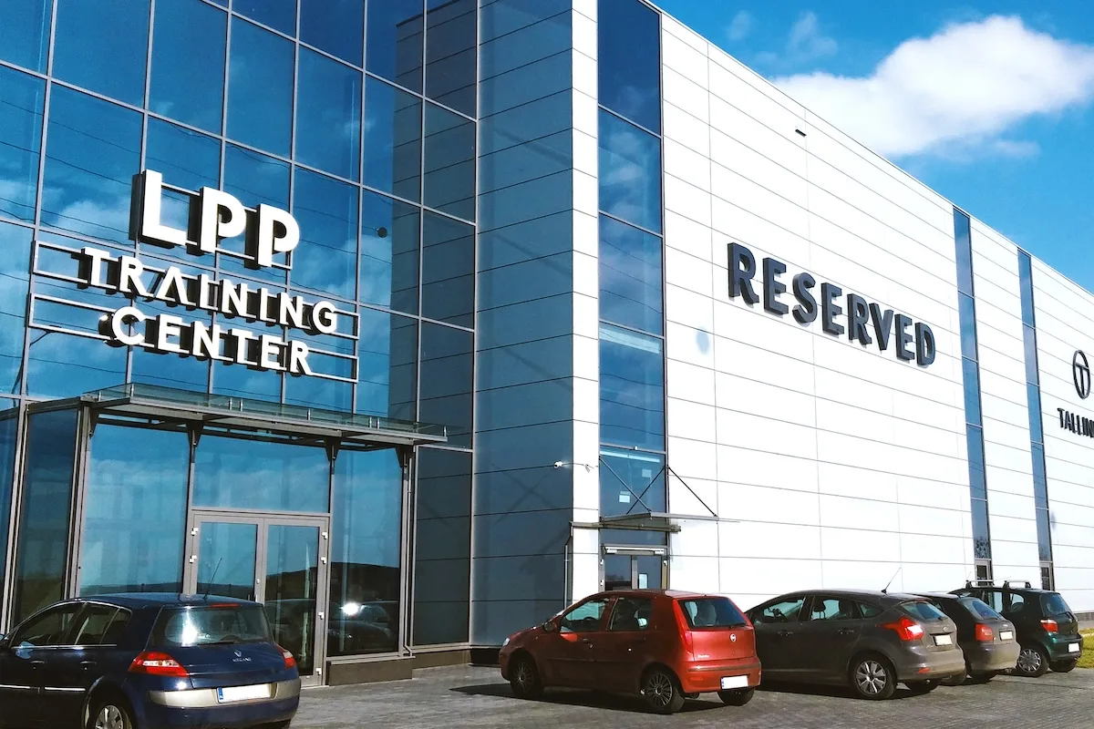 Zdjęcie przedstawia budynek LPP Training Center w Pruszczu Gdańskim. Na elewacji widoczne są logotypy LPP i Reserved.