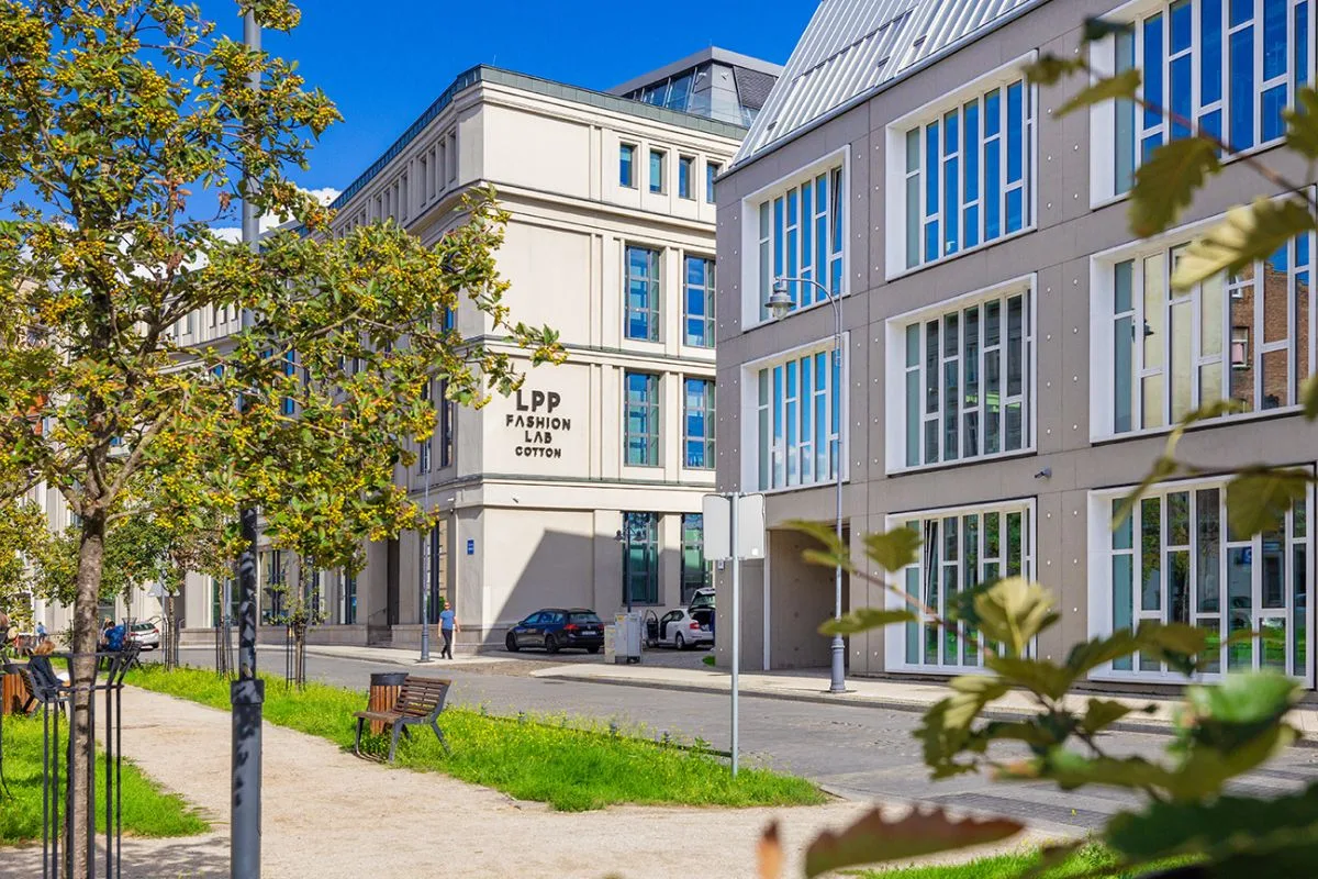 Najlepiej opłacani menedżerowie w Polsce. Zdjęcie przedstawia siedzibę LPP z charakterystycznym napisem „LPP Fashion Lab Cotton” na elewacji budynku. To centrala właściciela marek Reserved, Sinsay, Mohito, Cropp i House.