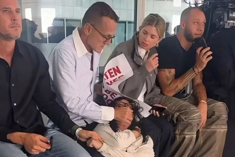 Protest PETA na pokazie COS. Na zdjęciu Steven Kolb, CEO CFDA, podczas konfrontacji z aktywistką PETA na pokazie COS w trakcie New York Fashion Week. Szef organizacji próbował fizycznie powstrzymać protestującą i odebrać jej transparent.