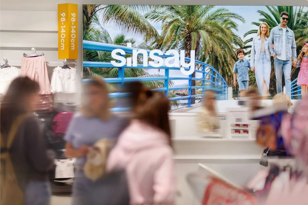 Wnętrze sklepu Sinsay z klientami i charakterystycznym logo marki. Sinsay odpowiadał za 212 z 230 nowych salonów otwartych przez LPP w II kwartale 2026 roku.