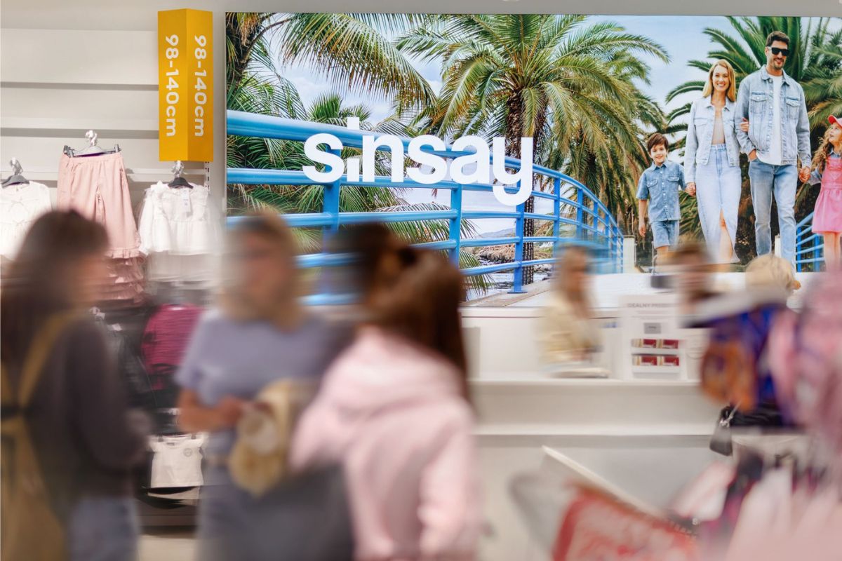 Wnętrze sklepu Sinsay z klientami i charakterystycznym logo marki. Sinsay odpowiadał za 212 z 230 nowych salonów otwartych przez LPP w II kwartale 2026 roku.