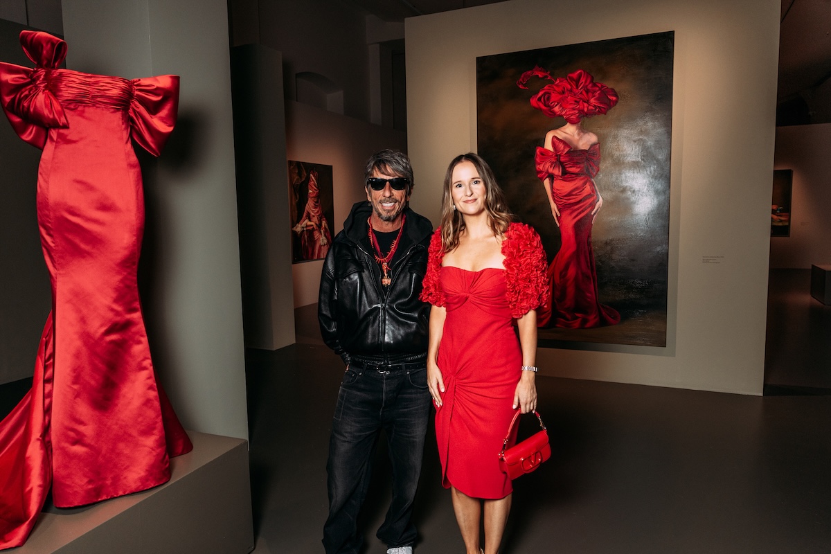 Ewa Juszkiewicz i Pierpaolo Piccioli podczas wystawy „AURA” w Rzymie. Obok nich czerwona suknia Valentino, a w tle obraz „A Portrait in Valentino Red”.
