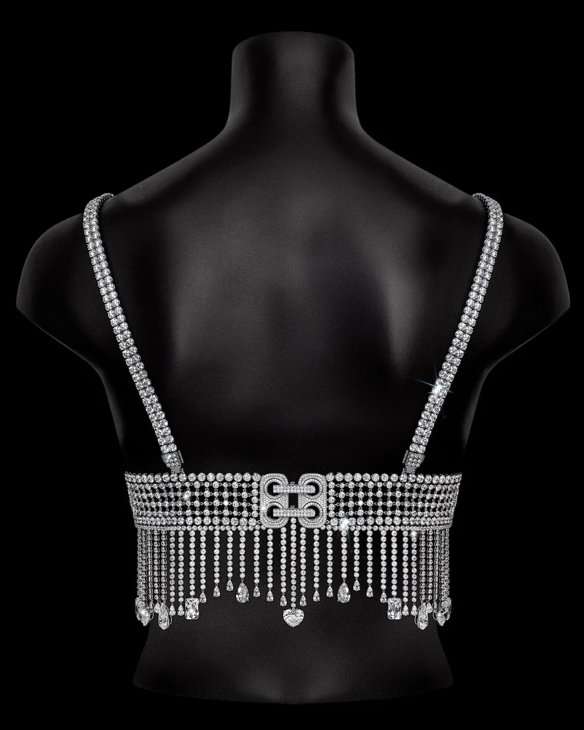 Tył Fantasy Bra Victoria’s Secret na czarnym manekinie – diamentowe ramiączka, bogato zdobione zapięcie i frędzle z połyskujących kamieni szlachetnych.
