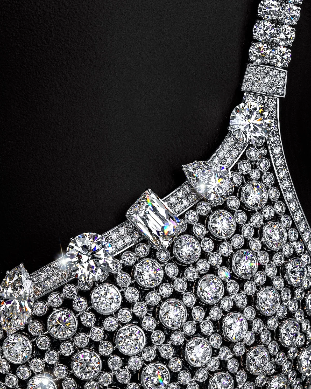 Zbliżenie na fragment Fantasy Bra Victoria’s Secret – diamenty o różnych szlifach zdobią miseczkę i ramiączko biustonosza, tworząc efektowną, lśniącą mozaikę.