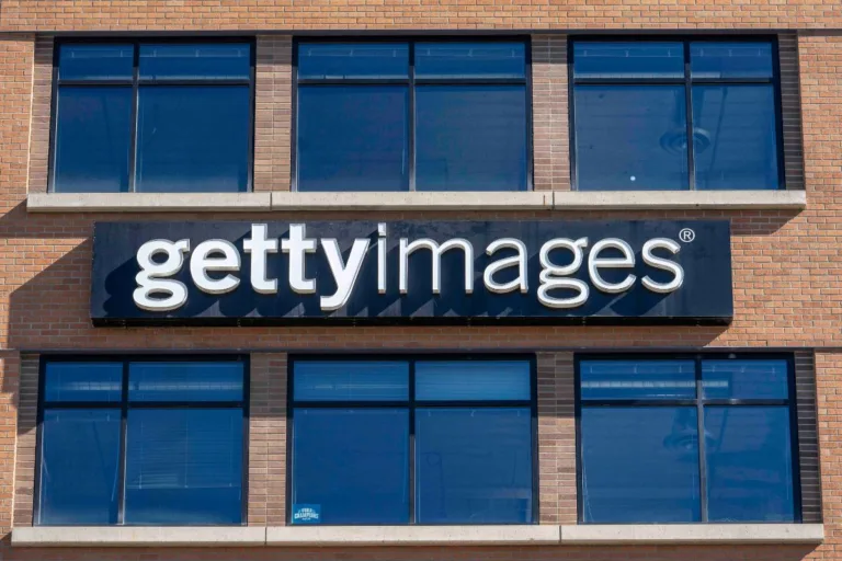 Logo Getty Images na elewacji ceglanego budynku biurowego z dużymi, przeszklonymi oknami.