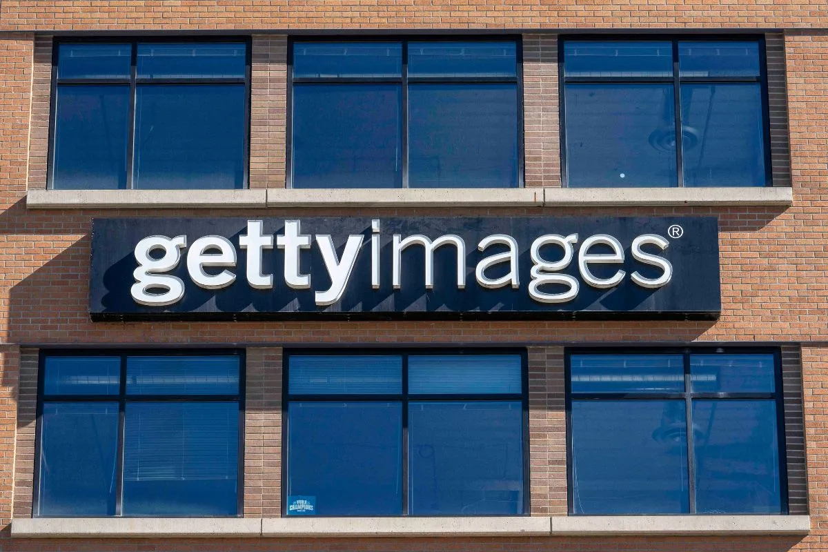 Logo Getty Images na elewacji ceglanego budynku biurowego z dużymi, przeszklonymi oknami.