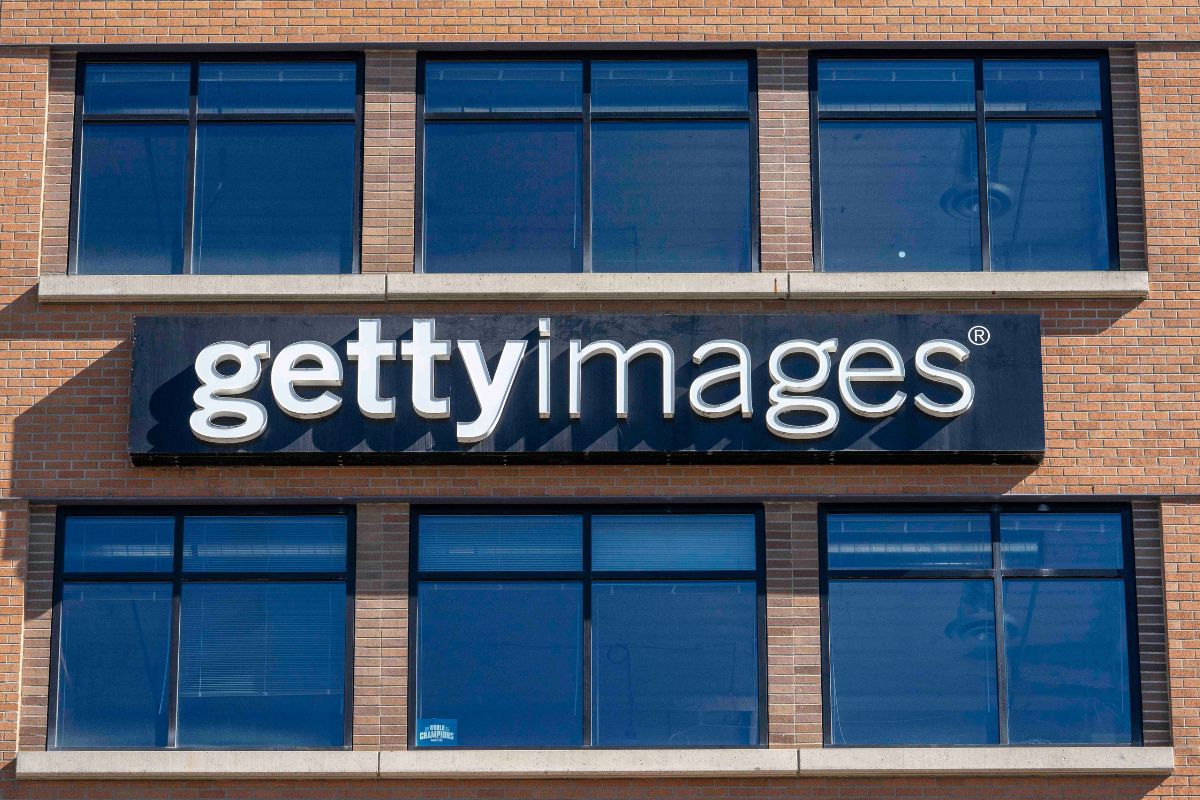 Logo Getty Images na elewacji ceglanego budynku biurowego z dużymi, przeszklonymi oknami.