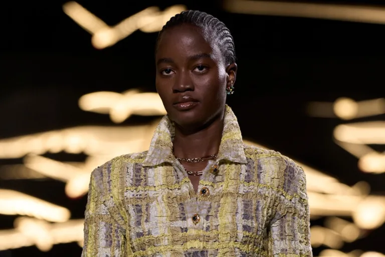Rachel Ojuromi na wybiegu pokazu Chanel SS2027