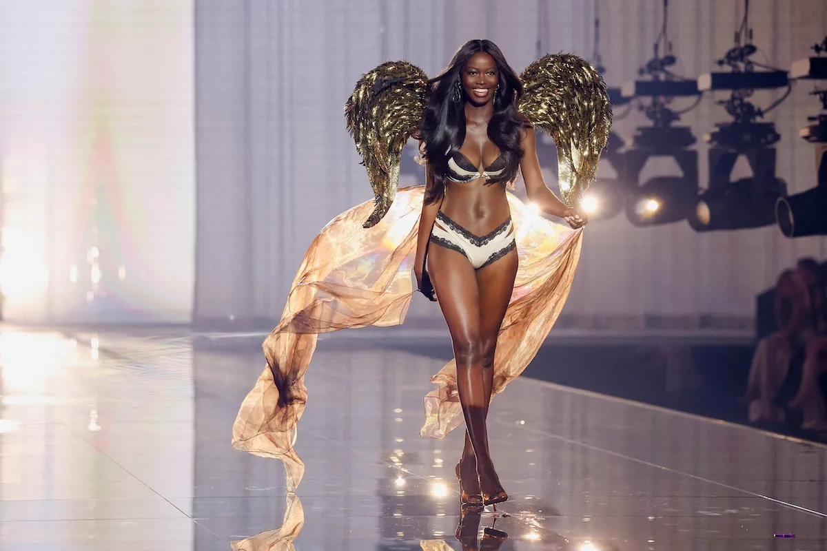 Solange Omon na wybiegu pokazu Victoria's Secret