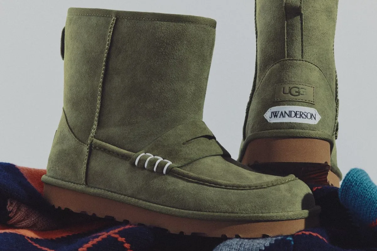 Oliwkowe botki UGG x JW Anderson Loafer Boot pokazane z przodu i z tyłu, z zamszową cholewką, przeszyciami w stylu mokasynów i logo obu marek na pięcie.