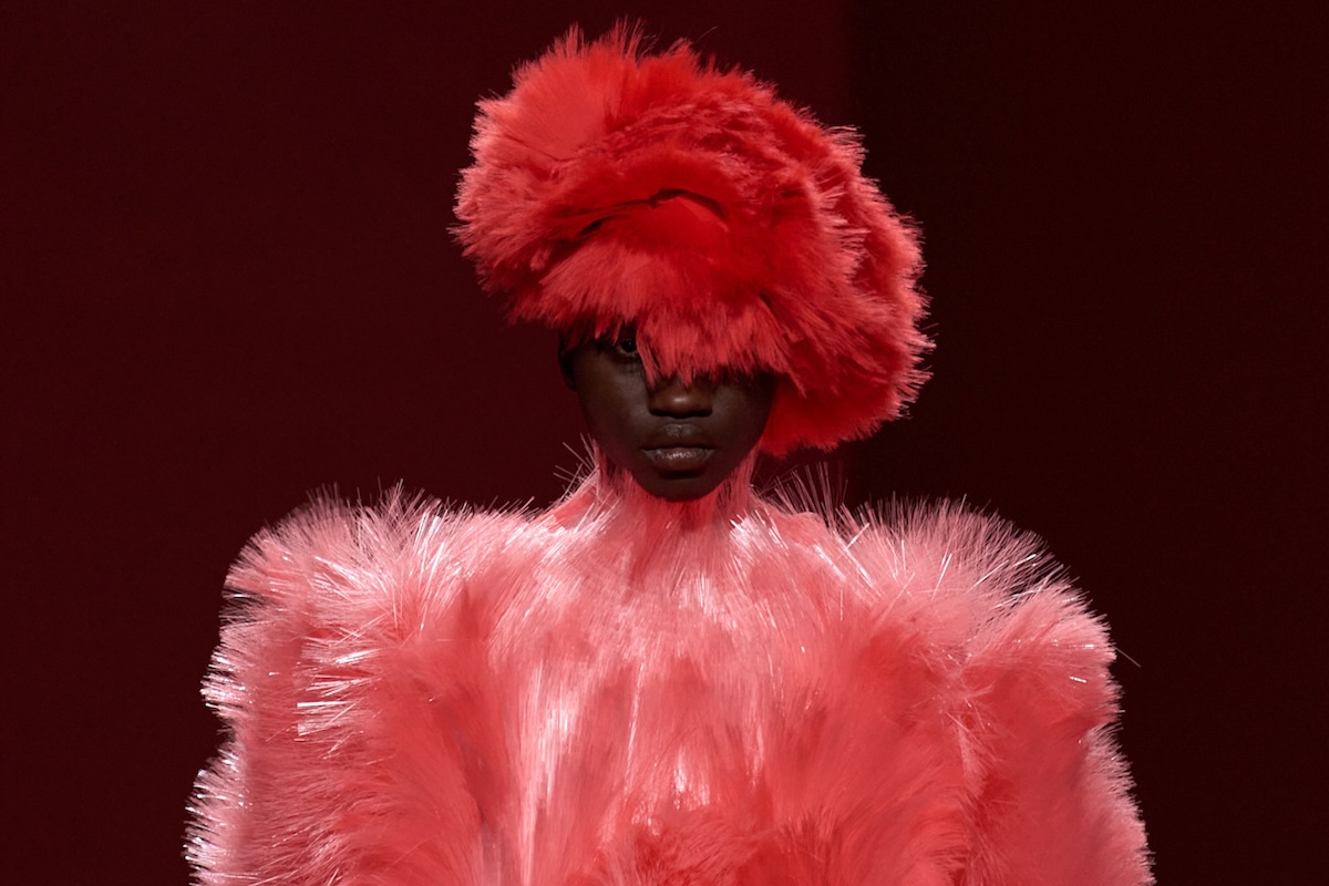 Bottega Veneta powraca na Instagram. Zbliżenie na futrzany look z wybiegu Bottega Veneta FW2026