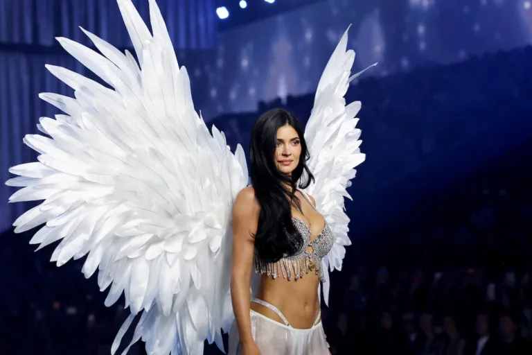 Kylie Jenner nowym aniołkiem Victoria's Secret. Jej występ na wybiegu w biustonoszu za 50 mln dolarów wzbudził ogromne kontrowersje.