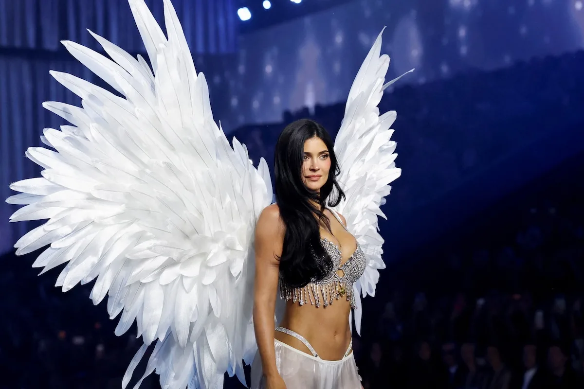 Kylie Jenner nowym aniołkiem Victoria's Secret. Jej występ na wybiegu w biustonoszu za 50 mln dolarów wzbudził ogromne kontrowersje.